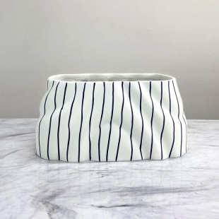 现代北欧蓝褶皱陶瓷白色条纹插花花器样板间售楼处软装 花瓶摆件