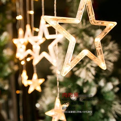 商场橱窗串灯与五角星装饰灯与圣诞新年晚会圣诞假期