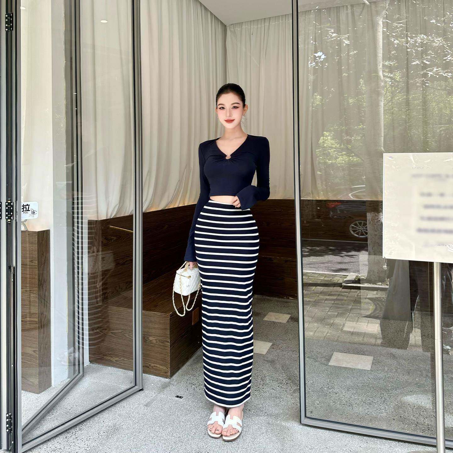 SX善喜藏青色喇叭袖性感V领针织T恤上衣+条纹开叉包臀半身裙套装
