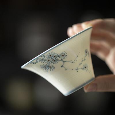 青己 薄胎玉泥白瓷手绘盖碗 文人器陶瓷泡茶碗 釉下彩苍松点金