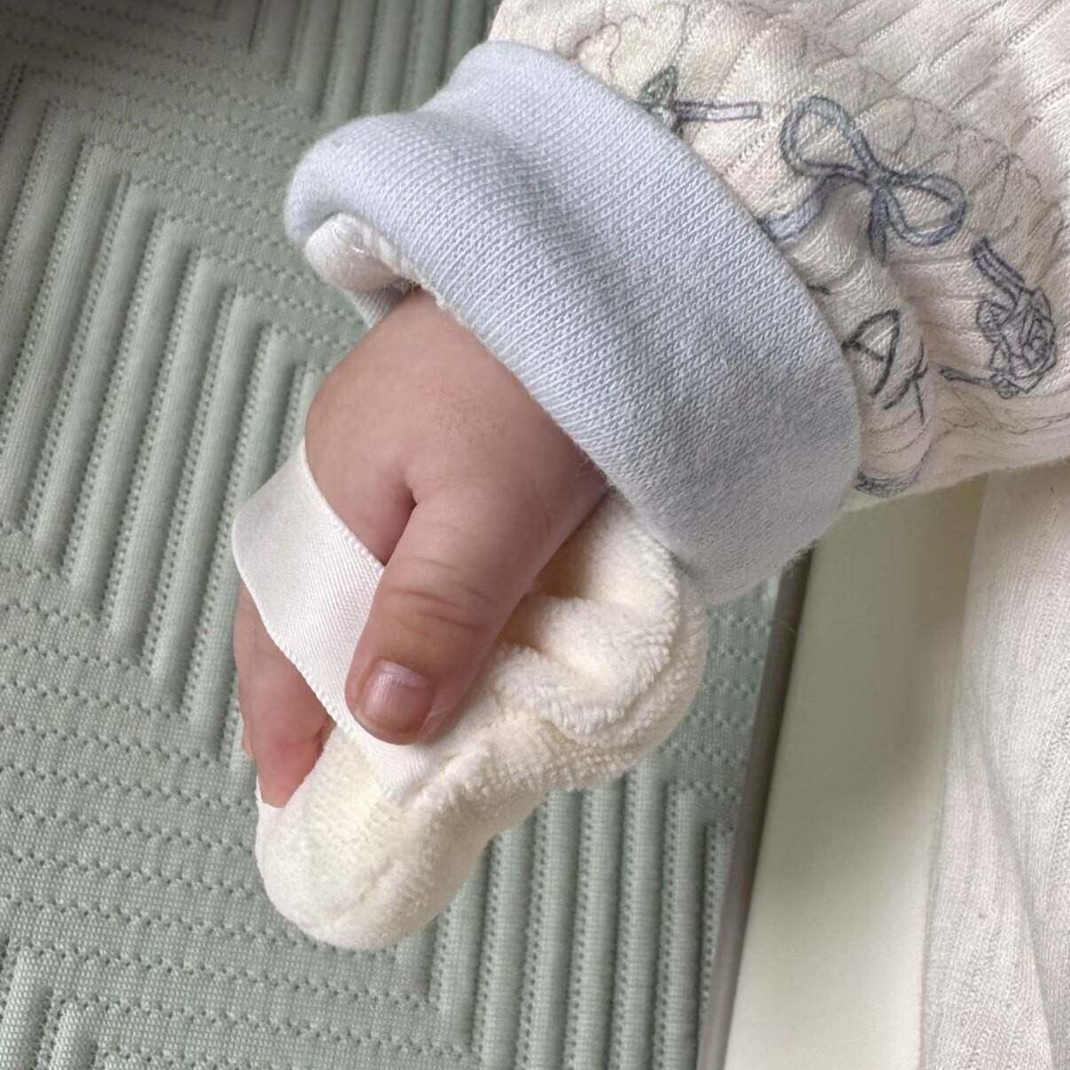 婴儿哄睡神器儿童宝宝防惊跳粉扑迷你安抚手掌新生儿安全感防抓脸