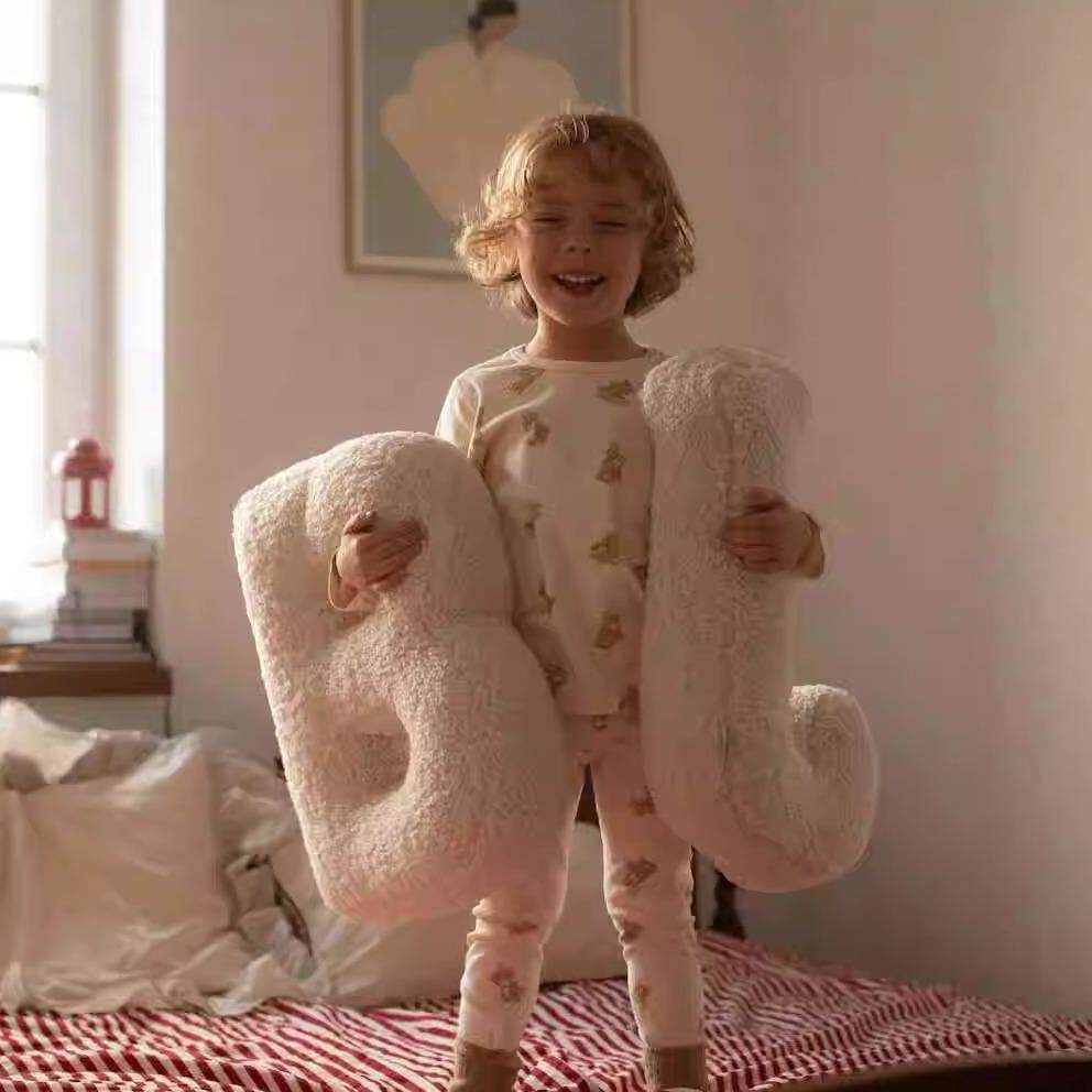 北欧ins26个英文字母毛绒玩具儿童ABCD抱枕沙发靠垫LOVE拍摄道具