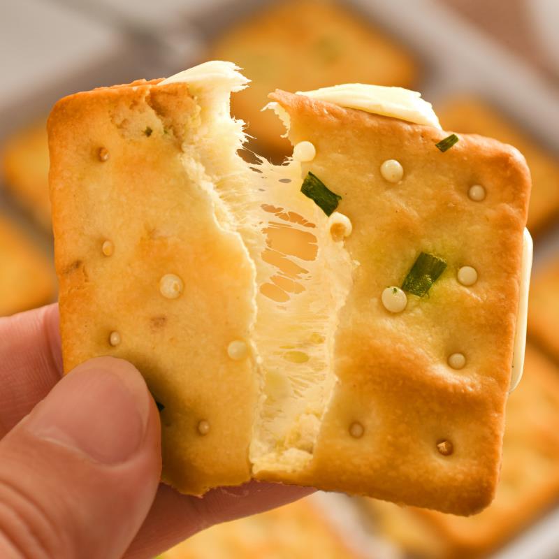 奥斯兰葱香牛轧饼干牛乳拉丝夹心饼干饱腹解馋零食下午茶点心
