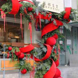 圣诞节氛围门头装饰打卡装置绒布飘带丝绒球新年店铺橱窗造景摆件