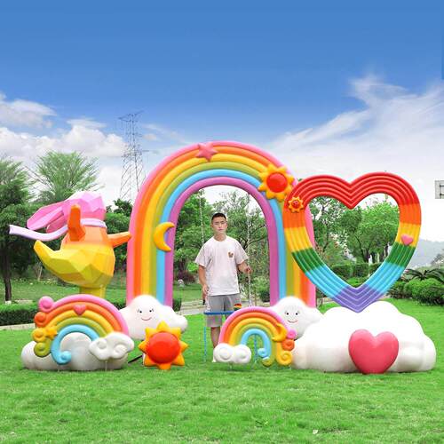 户外落地网红打卡兔子雕塑公园景区彩虹秋千云朵座椅装饰引流摆件