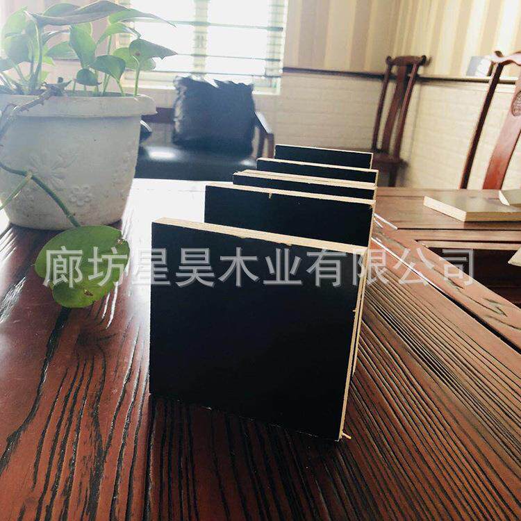 工厂出货杨木拼板建筑模板施工木制多层胶合板装修板材黑膜耐腐蚀