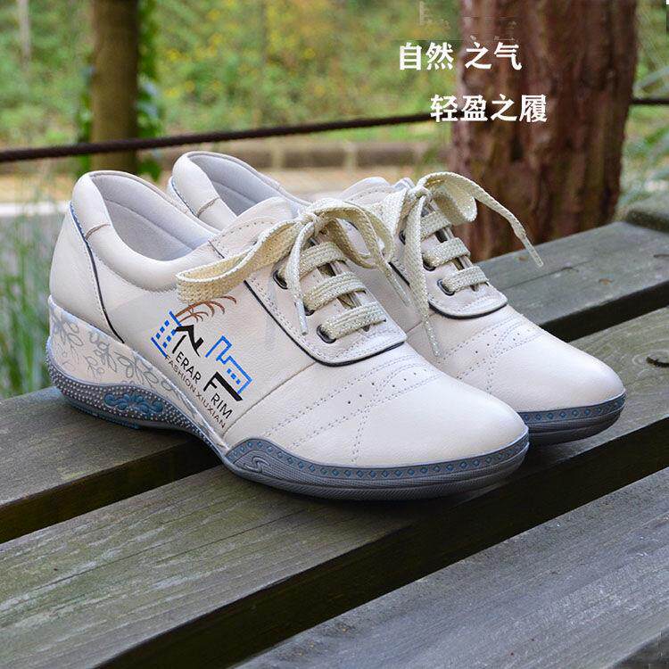 高档鞋春秋女休闲牛皮 运动真皮中老年坡跟鞋中跟浅口系带妈妈旅
