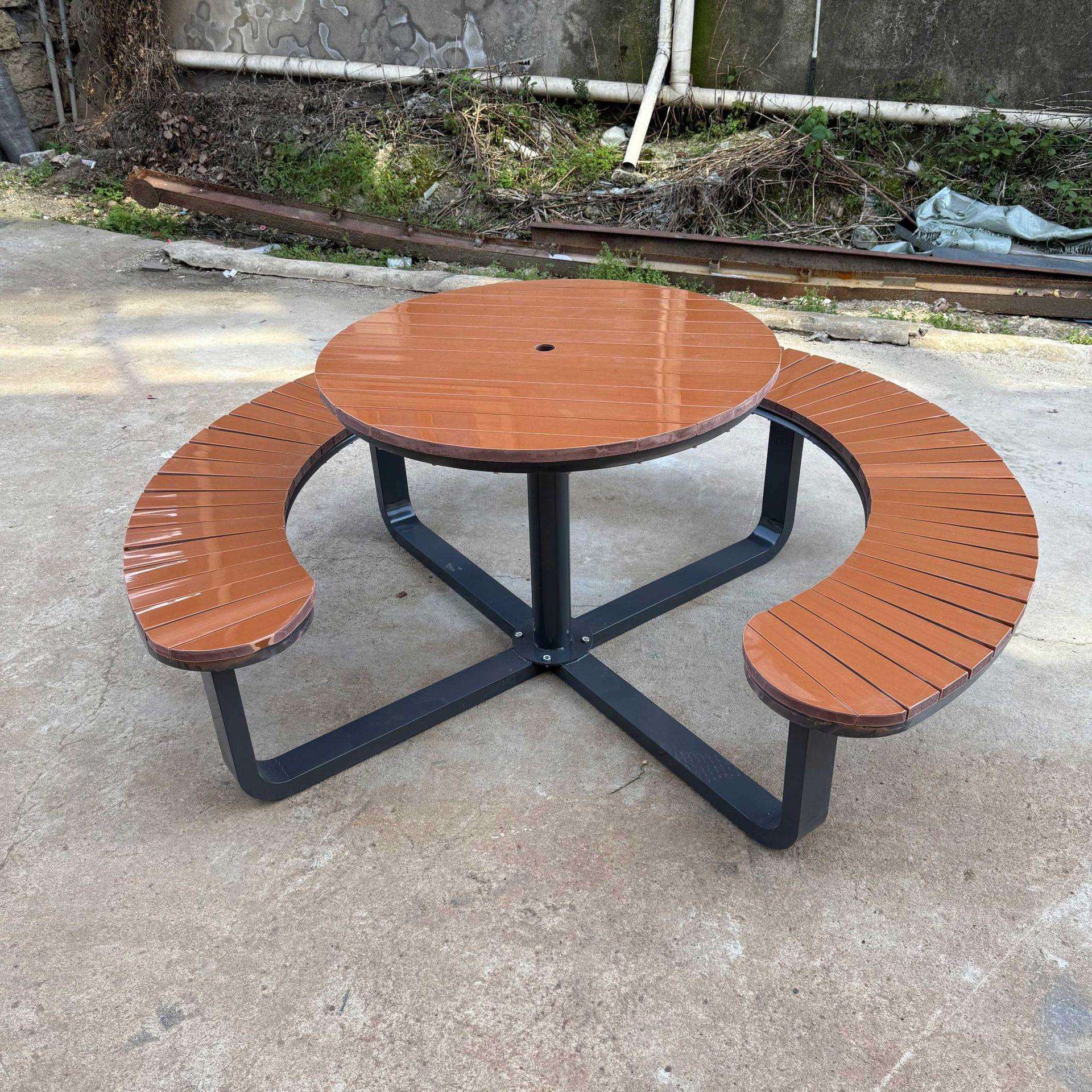 户外连体桌椅简约室外别墅庭院花园公园圆桌子露天塑木防晒餐桌椅