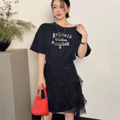 设计感蕾丝拼接字母刺绣斜领短袖洋装女2026夏季新款荷叶边裙子
