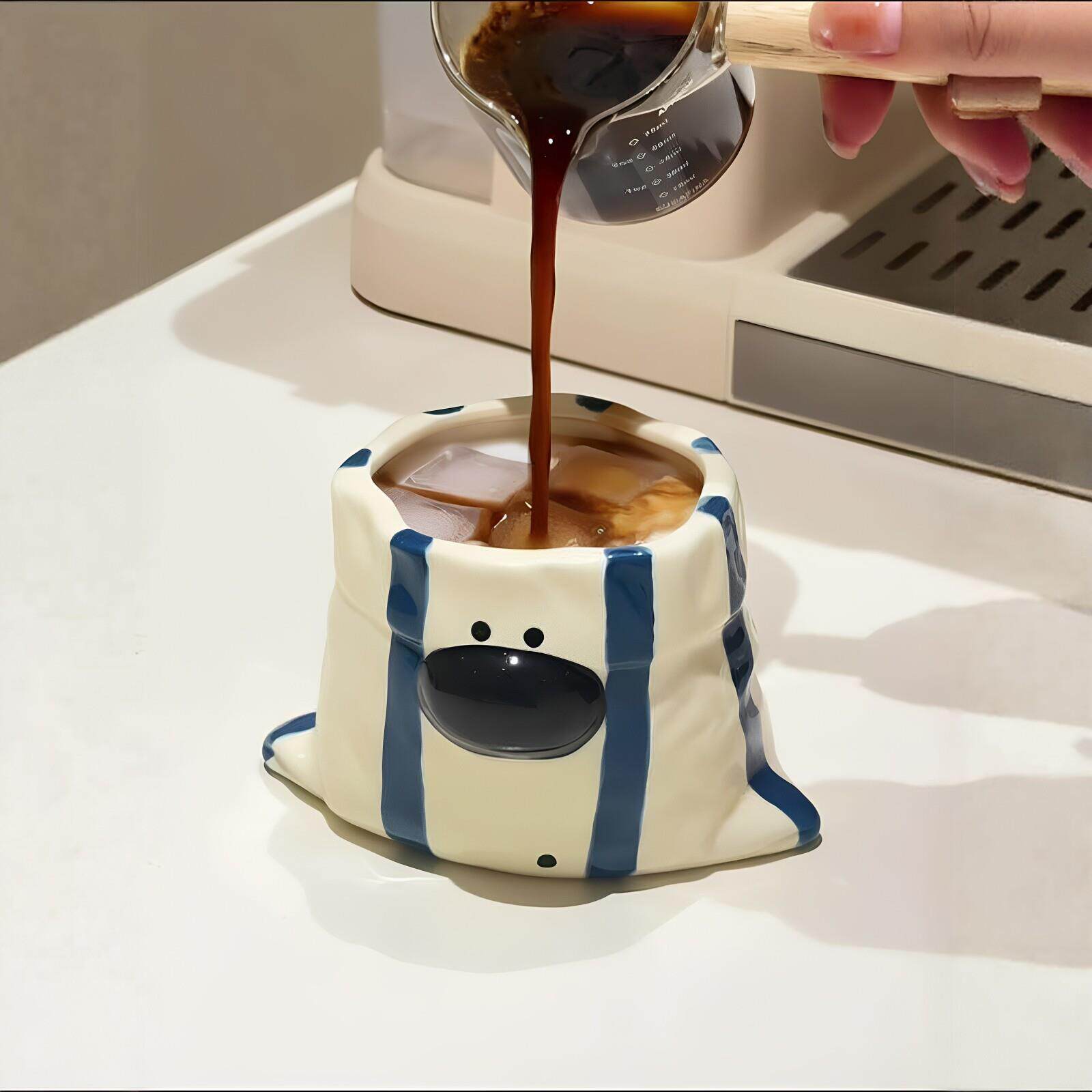 布袋小狗手握咖啡杯子陶瓷马克杯高颜值情侣水杯家用办公室拿铁杯