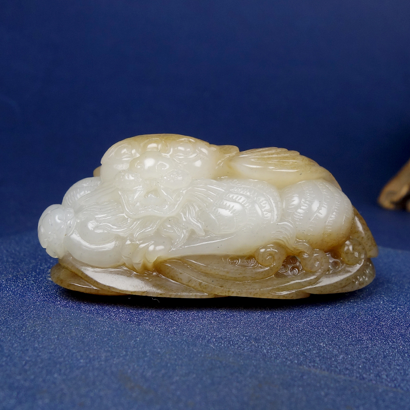 W如虎添翼保真新疆和田玉糖白玉且末料苏工俏色巧雕挂件76.02g