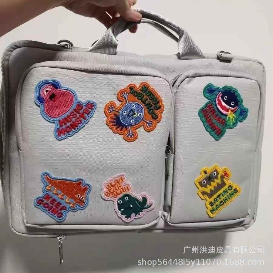 小众设计怪物贴布笔记本电脑包斜跨16英寸女电脑文件手提收纳包中