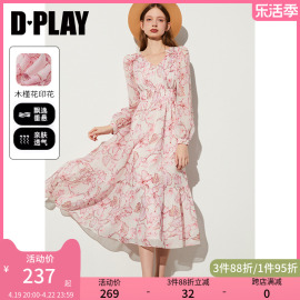 DPLAY春度假风粉色碎花V领肩部荷叶边设计A字大摆裙连衣裙女