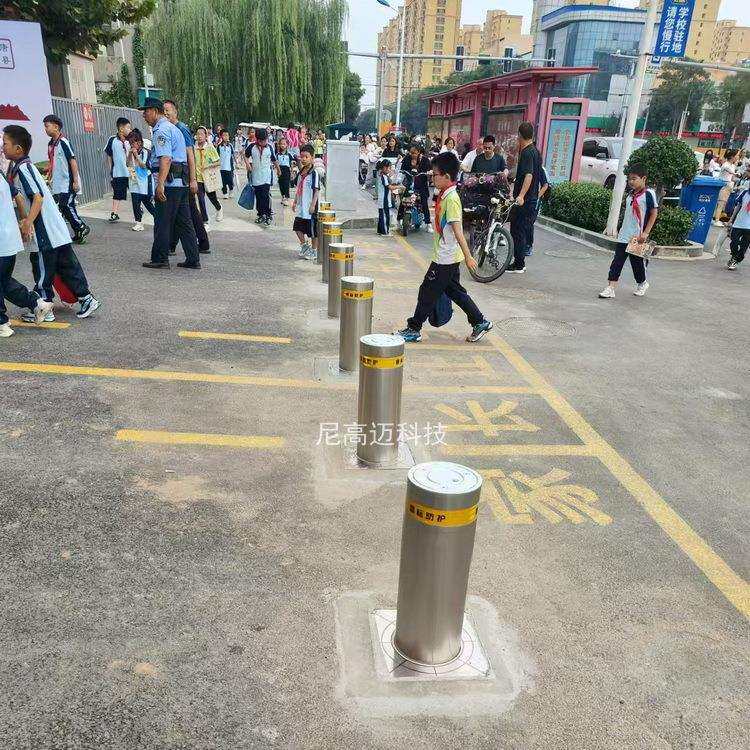 半自动液压伸缩地桩河北唐县小学校门口不锈钢升降柱可拆卸路桩