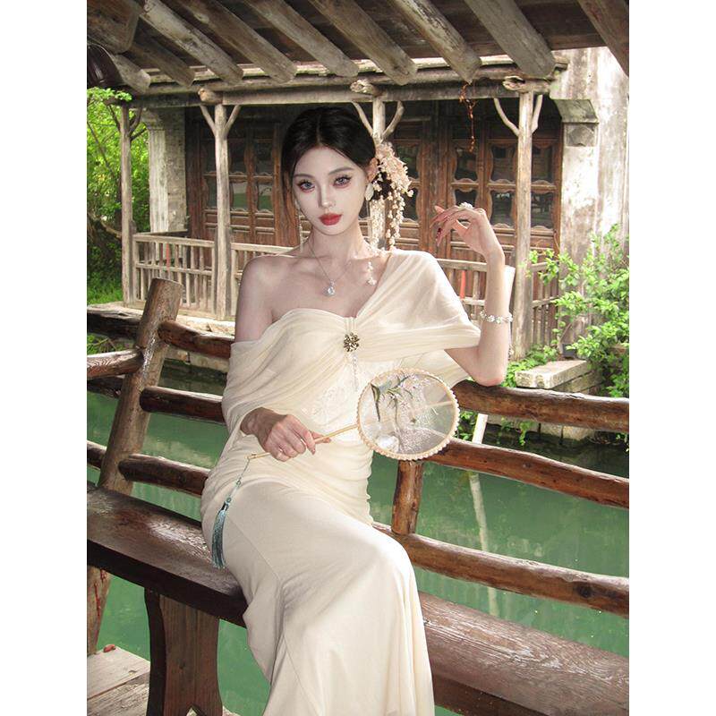 法式一字肩洋装女绝美海边穿搭高级感生日礼服收腰包臀鱼尾长裙