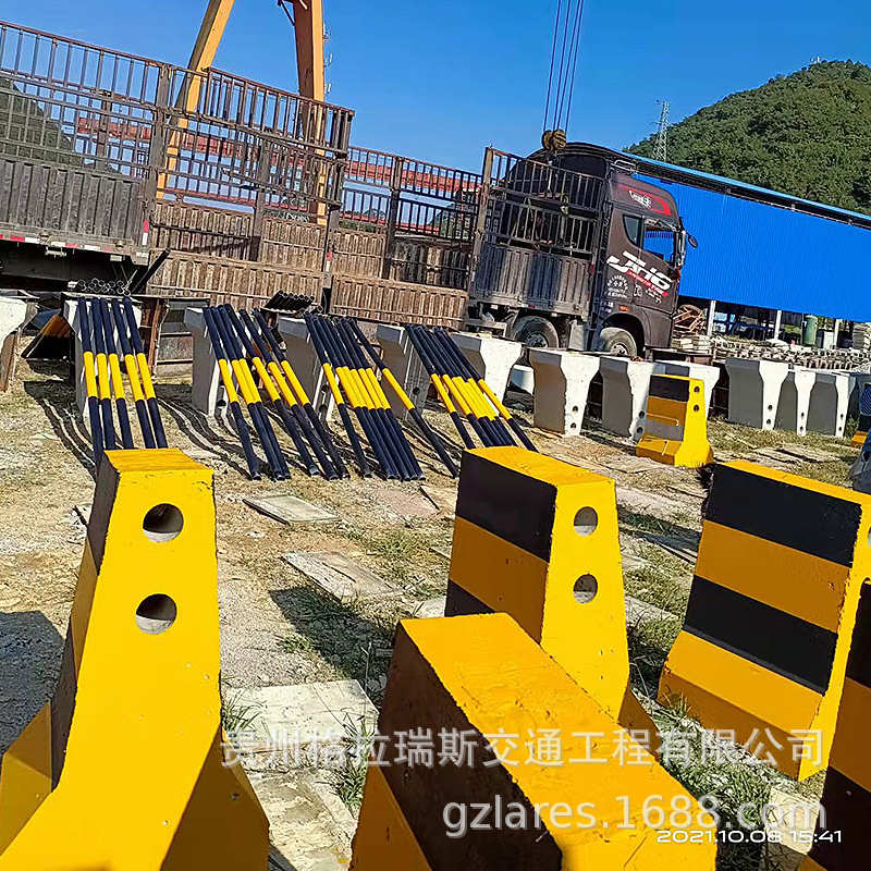 水泥墩防撞护栏 道路隔离混凝土小区挡车黄黑水泥栏杆防护墩厂家
