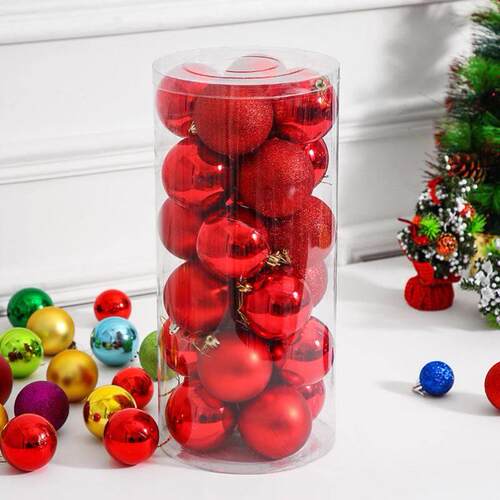 Christmas shops decorate Christmas trees with balls圣诞树球