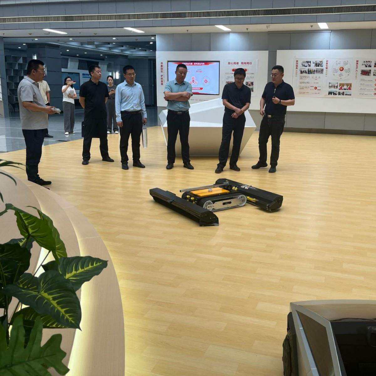 鲁昱智能屋顶光伏板清洗工具光伏清洗机器人双刷头轻量化设计