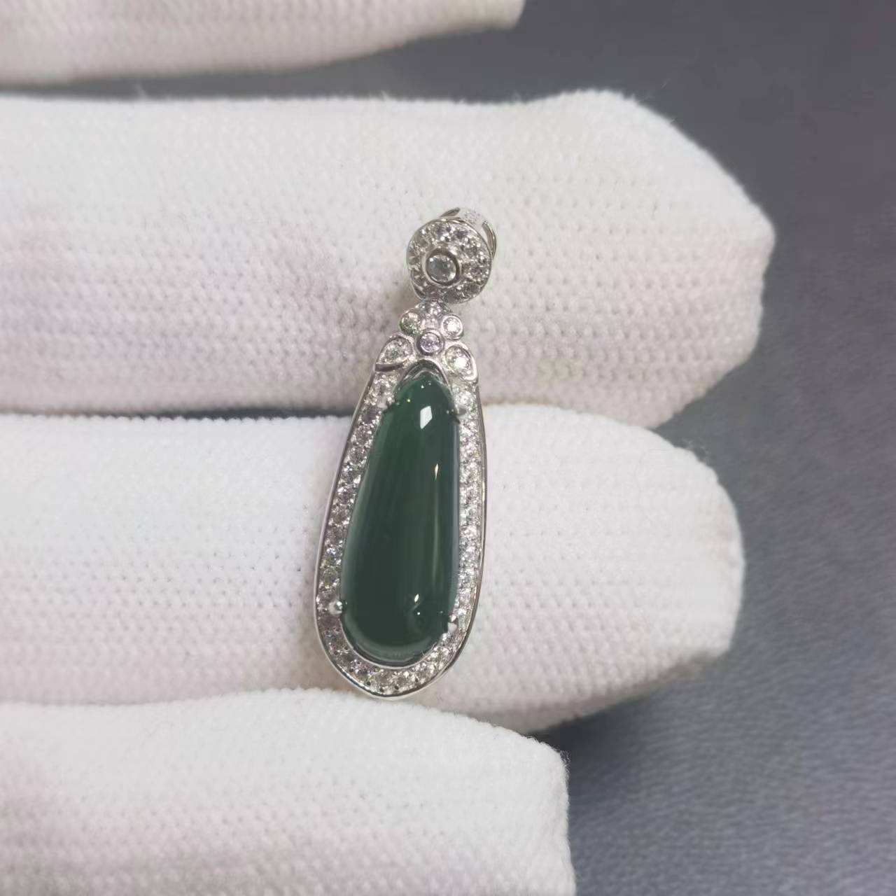 天然翡翠（A货）镶嵌福瓜吊坠 1.62g 阳绿色（附鉴定证书）