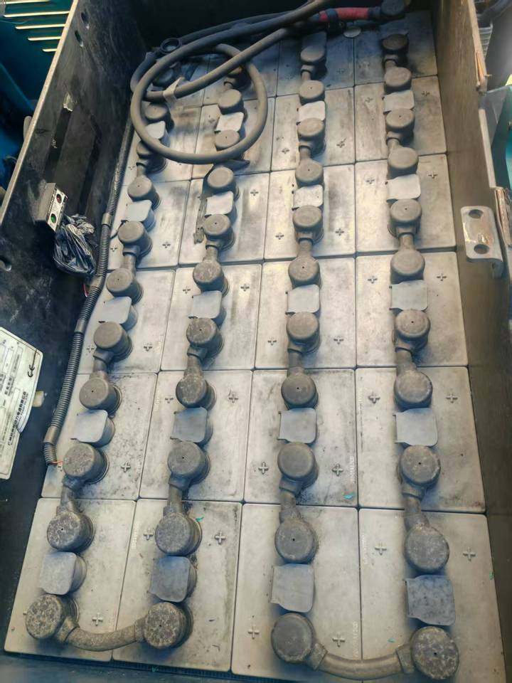 1月16日广州委托资产处置吉鑫祥叉车一台,载重2吨,带夹抱,540an大容量电池,功能正常网络拍卖公告