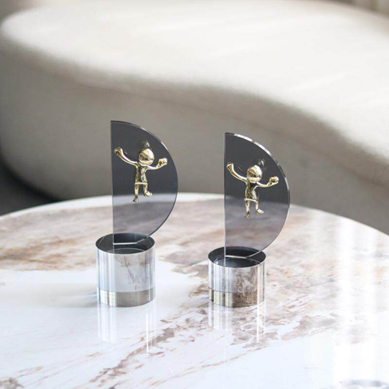 现代轻奢攀爬小金人物摆件酒店创意几何半圆船帆水手水晶装饰品