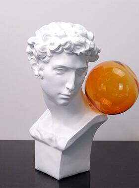 现代抽象白色树脂维人物雕塑摆件样板房间售楼处酒店玄关摆件
