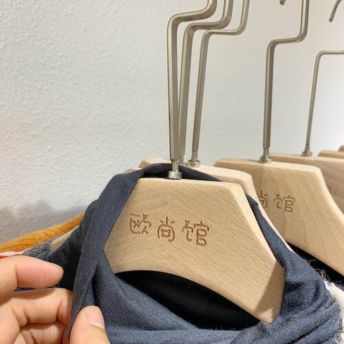 轻奢榉木衣架植绒防滑服装店专用衣挂批无漆实木衣撑木质原木定制