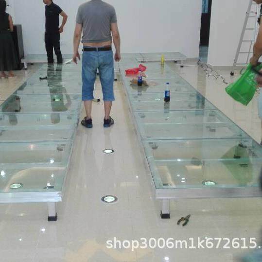 工厂直销铝合金玻璃四柱舞台 啤酒广场 娱乐场所专用灯光舞台