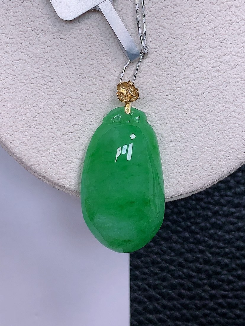 天然真品翡翠正品 水润细腻气质18k金镶嵌冰阳绿满阳色福瓜吊坠