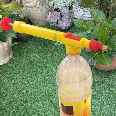 Piston-type pull-push beverage bottle sprayer, manual push-p