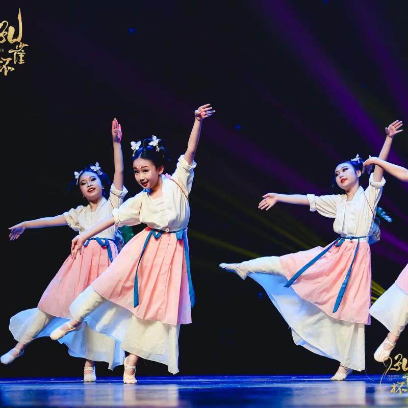 正品桃春舞和景明演出汉服古典蹴鞠图舞蹈儿童阮郎归初夏花服笑表