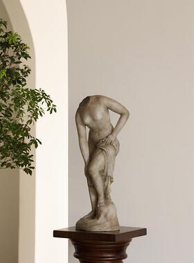 售楼处雕塑覆古风格的样板房房子入口楼梯底层站立的维纳斯装饰摆