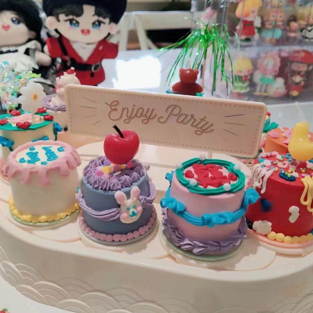 旋转音乐寿司机，烹饪甜品机，自动旋转蛋糕点心展示架，生日展示