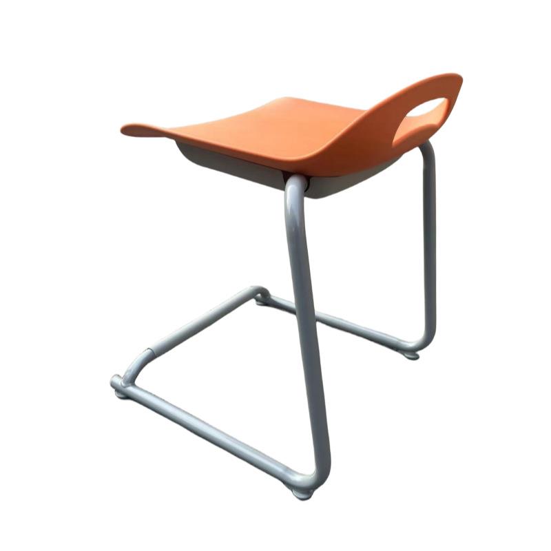 学生C型悬挂圆凳低背椅ABS堆叠圆凳创客教室钢制鱼眼管四脚圆凳