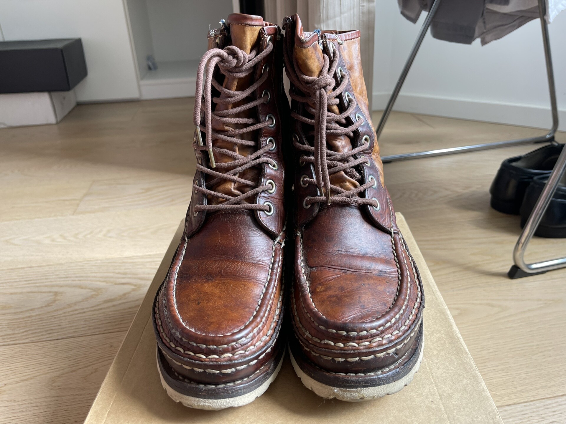 VISVIM ICT GRIZZLY Boots - Heavy Distressed — front