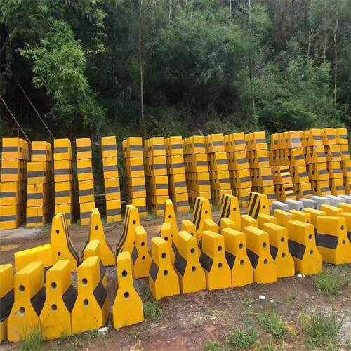 水泥隔离墩交通隔离墩混凝土水马桶道路隔离墩厂家供应