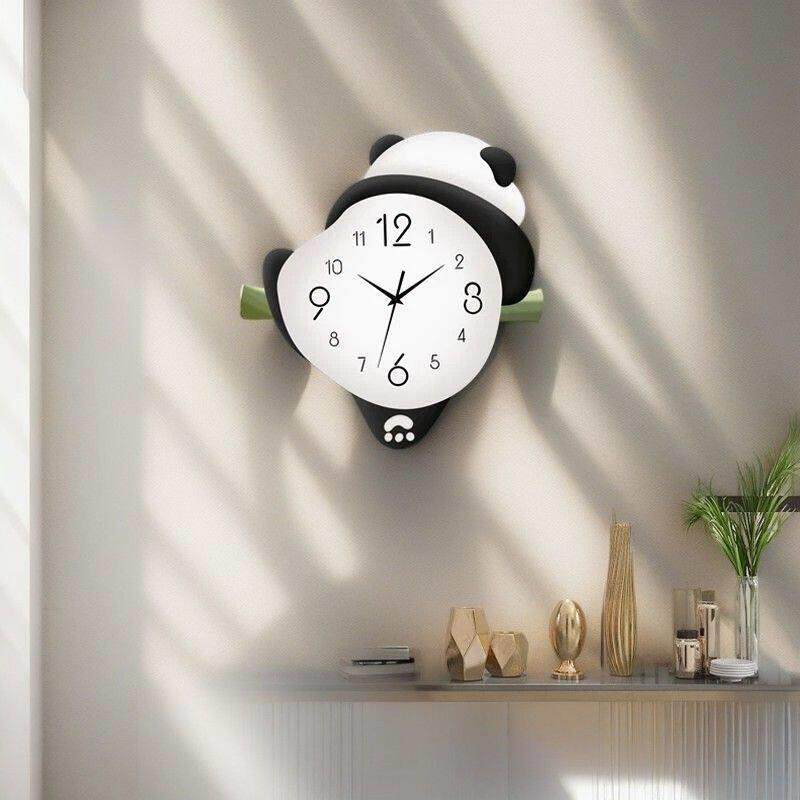 网红熊猫挂钟2023新款简约现代客厅挂钟家庭餐厅装修彩绘挂钟