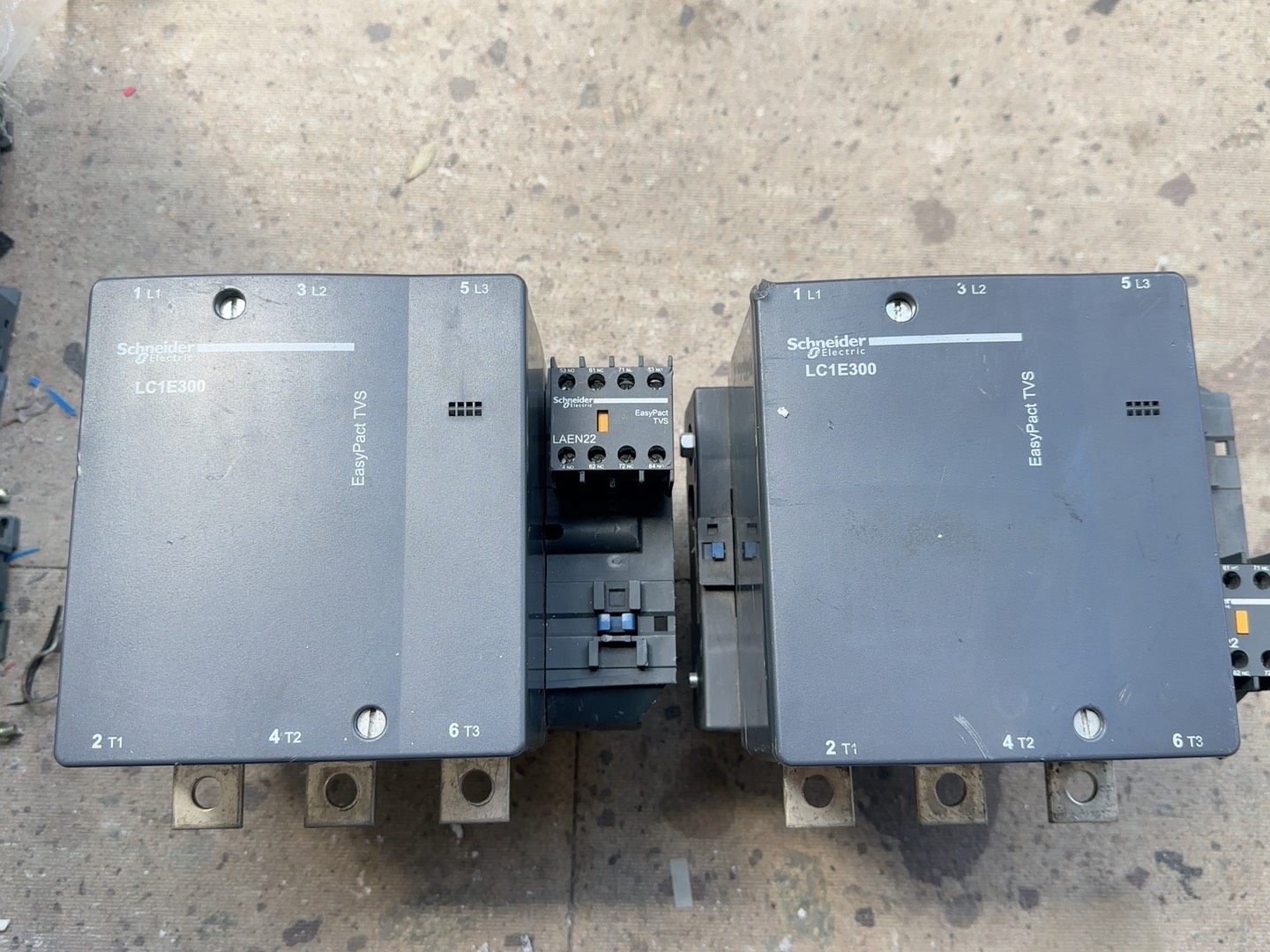 施耐德接触器LC1E300 线圈220V