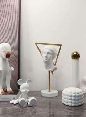 雕现代简博约创意家居支架人塑摆032件样间板电视柜书房物架装饰