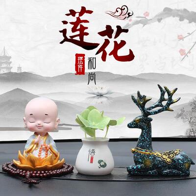 车内饰品摆件高档男女车载创意小和尚一路平安鹿汽车装饰用品大全