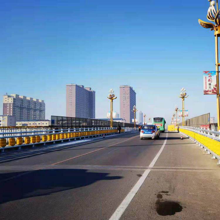 EVA旋转桶防撞护栏 高速公路滚筒护栏 道路新型滚筒式 防撞护栏