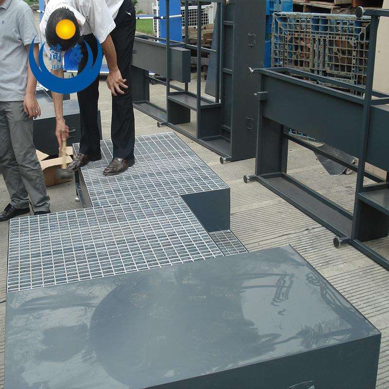 简存油桶存放架 机床踏步 钢格栅 接油盘 标准油桶存储架 搬运车