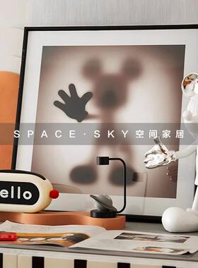 现代简约样板间儿童房书桌米奇主题摆件装饰画床头柜公仔装饰品