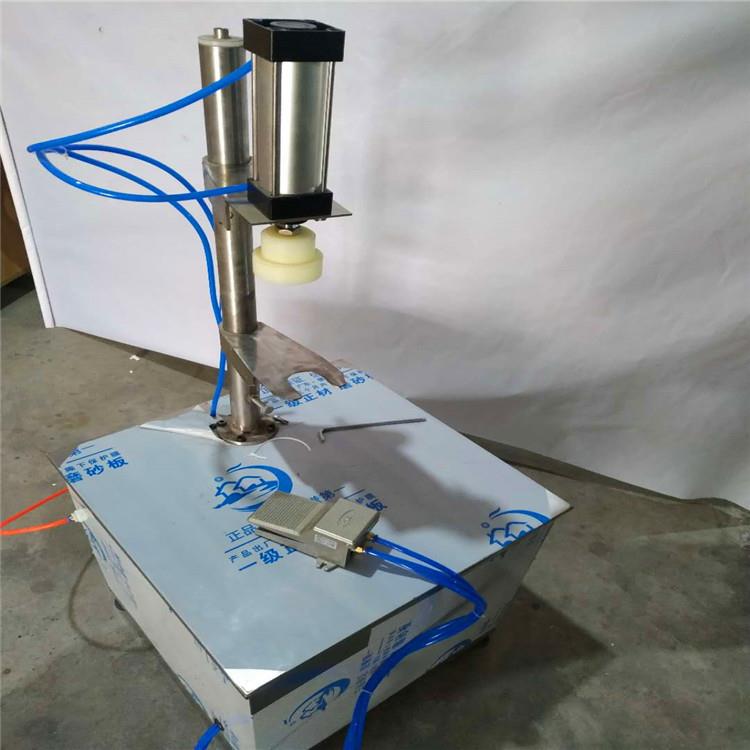 菏泽油壶纯气动打盖机沃发牌调味品压盖机香油色拉油桶封口机