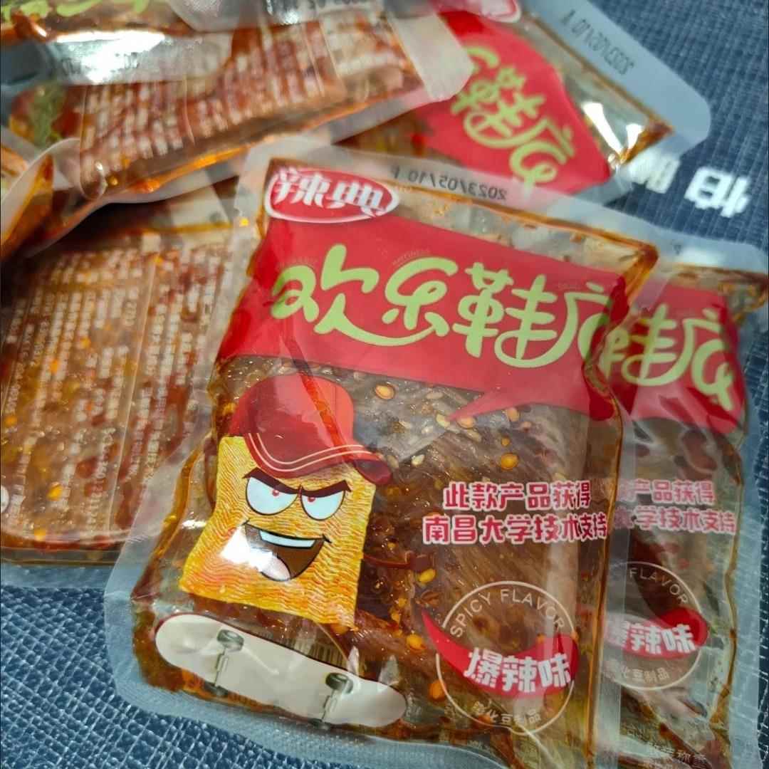 辣典欢乐鞋底大辣片网红辣条老式豆皮小包装辣条儿时休闲零食组合