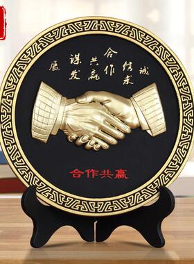 工艺礼品摆饰合作共赢握手商务礼品公司企业家办公室定制logo装饰