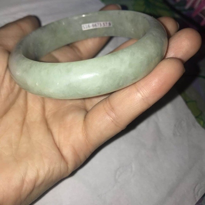 目前看来求鉴定豪8印象S16翡翠手镯怎么样，纯正度如何？