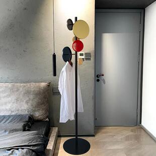 设计师卧室门后落地挂衣架家用室内玄关转角超薄简易衣帽架彩色架