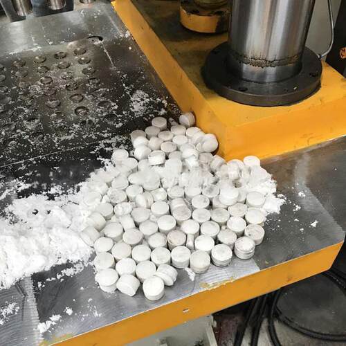 氧化钙樟脑球粉末成型液压机药片钙片维生素片四柱机压力机