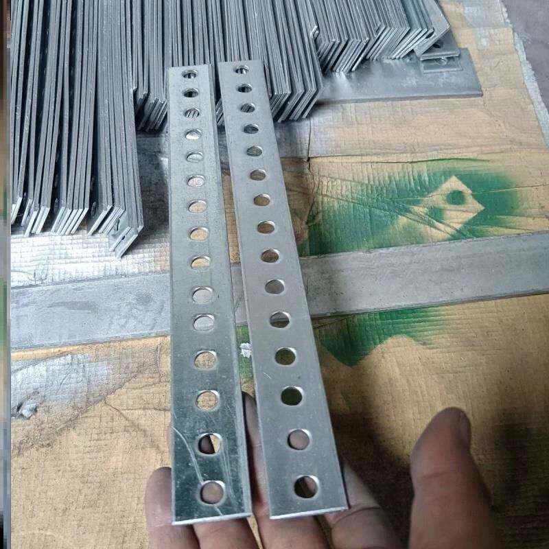 镀锌扁铁钢板冲孔铁支架连接板万能直条铁条带孔铁条万能扁铁条